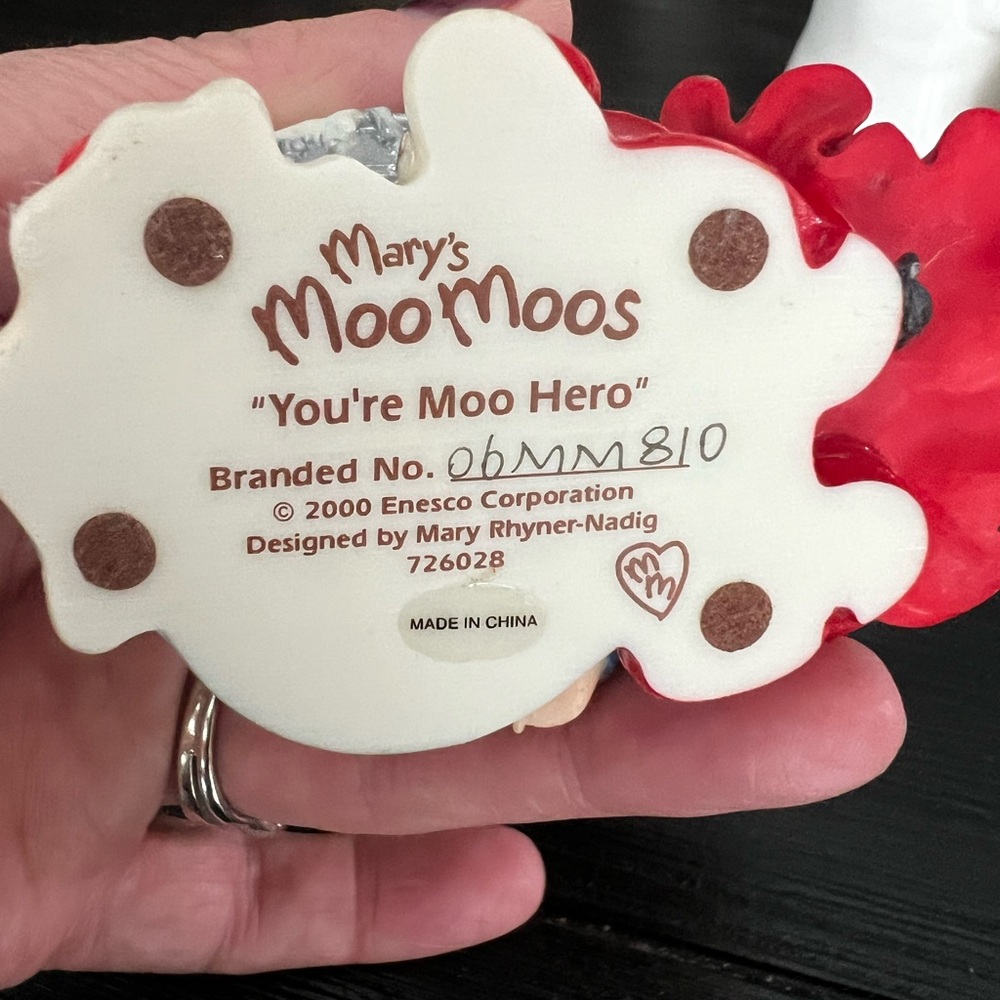 Mary’s Moo Moos “You’re Moo Hero” Superhero Cow Figurine with Apples - Picture 3 of 3
